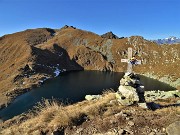 69 Vista spettacolare sul Lago Moro alla crocetta a ricordo 